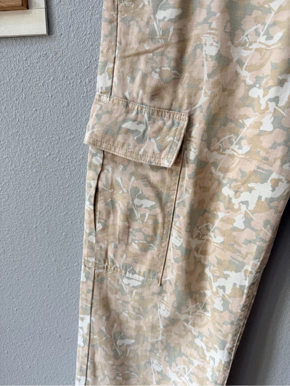 Cotton On Beige Camouflage Floral Cargo Pants Size 4 - Picture 4 of 16